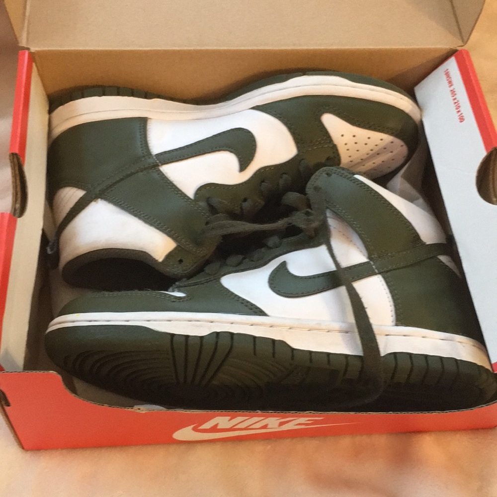 Nike dunk high in army green